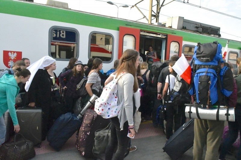 Pielgrzymi do Krakowa wyruszyli specjalnym pociągiem.