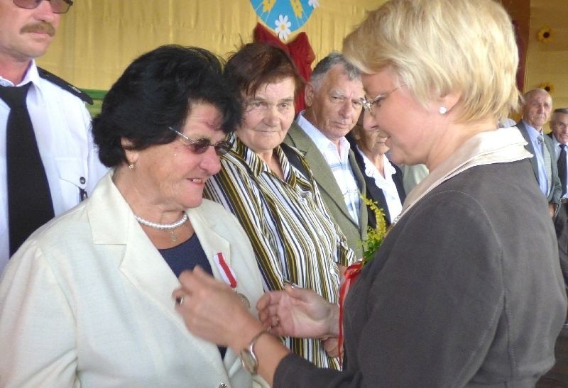 Wiesława Aloszko otrzymała odznaczenie z rąk minister Beaty...