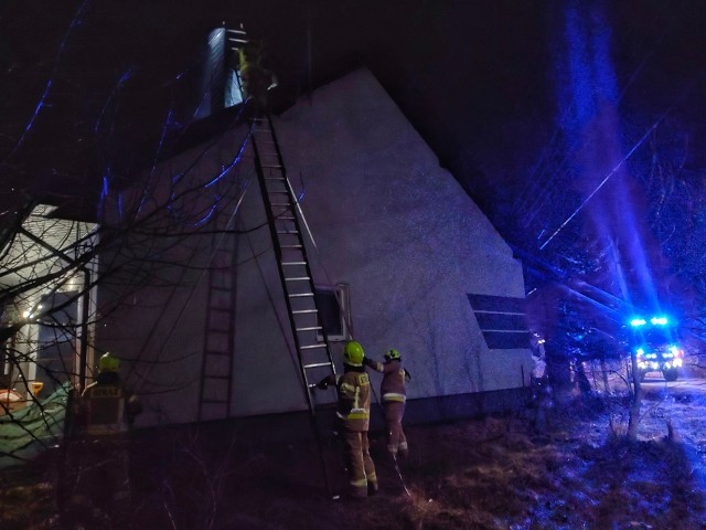 Strażacy gasili pożar sadzy w kominie w domu w Guzowie Kolonii.