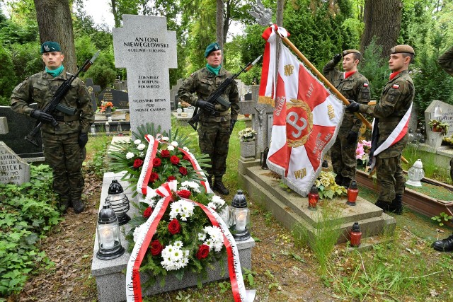 Wrocławskie obchody 78. rocznicy bitwy o Monte Cassino rozpoczęły się na Cmentarzu Grabiszyńskim przy nagrobku wachmistrza Antoniego Niewęgłowskiego.