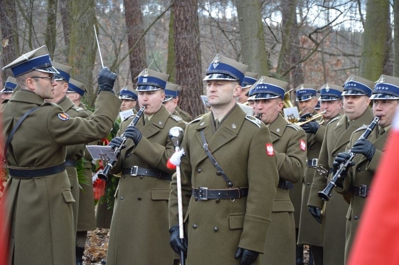 Kilkaset osób wzięło udział w uroczystościach pogrzebowych,...