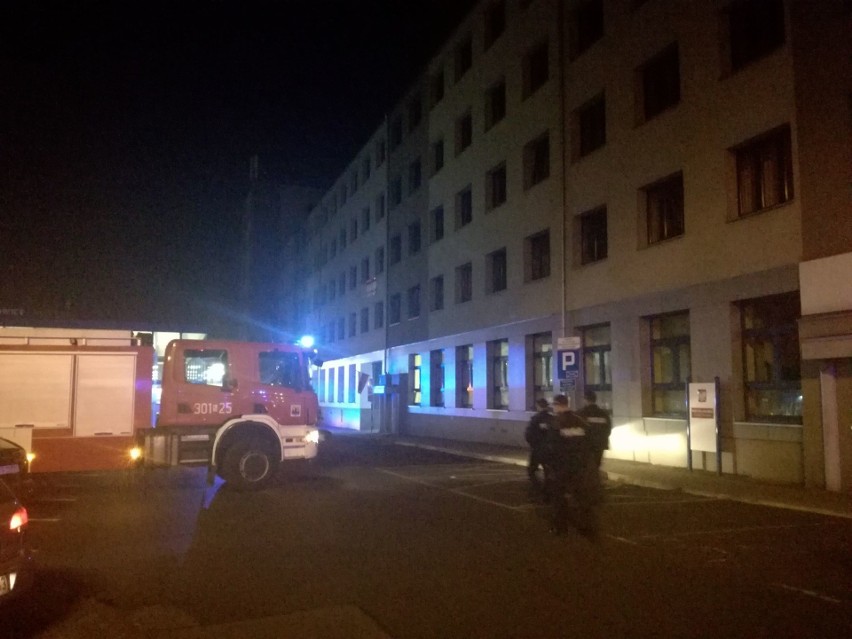 Pożar w Katowicach. Palił się budynek Poczty Polskiej przy pl. Oddziałów Młodzieży Powstańczej ZDJĘCIA