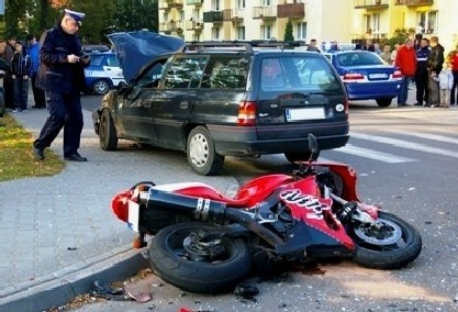 Kierowca tego motocykla i jego pasażerka trafili do szpitala.