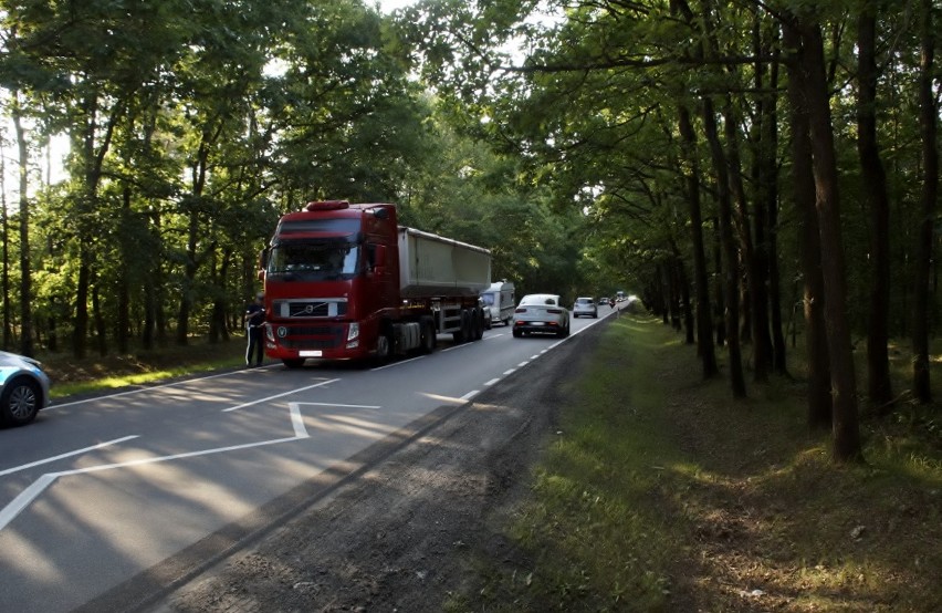 33 letni kierujący pojazdem ciężarowym (Volvo z naczepa),...