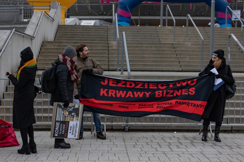 Protest przed Tauron Areną w Krakowie. "Sprzeciwiamy się wykorzystywaniu zwierząt w pseudosporcie"
