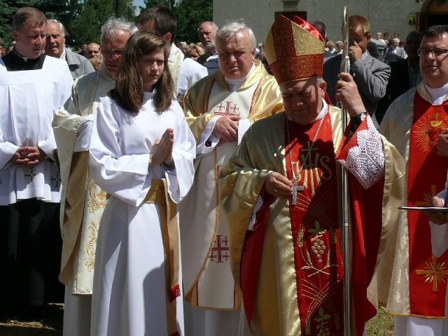 Gabrysia na uroczystości poświęcenia kapliczki z udziałem biskupa Edwarda Frankowskiego.