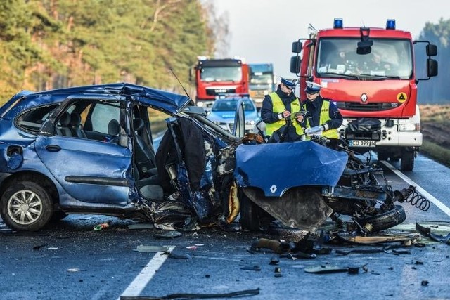 To nie był bezpieczny miesiąc na drogach woj. kujawsko-pomorskiego. Zarówno w Bydgoszczy, jak i w regionie doszło do wielu groźnych wypadków, w których ludzie stracili zdrowie i życie. Ze wstępnych danych, jakie uzyskaliśmy w KWP w Bydgoszczy, od 1 do 27 listopada 2017 roku w woj. kujawsko-pomorskim doszło do 78 wypadków, w których życie straciło 11 osób. Rannych zostało 107 osób.W 2016 roku w tym samym czasie było mniej wypadków - 67, ale zginęło więcej osób - 15. Odnotowano zdecydowanie mniej rannych - 66 osób.➤➤ Więcej o najpoważniejszych listopadowych wypadkach - ku przestrodze - na następnych stronach.