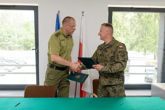 Porozumienie podpisali pułkownicy: Grzegorz Kaliciak (Obrona Terytorialna, z prawej) oraz Andrzej Rytwiński (Straż Graniczna).