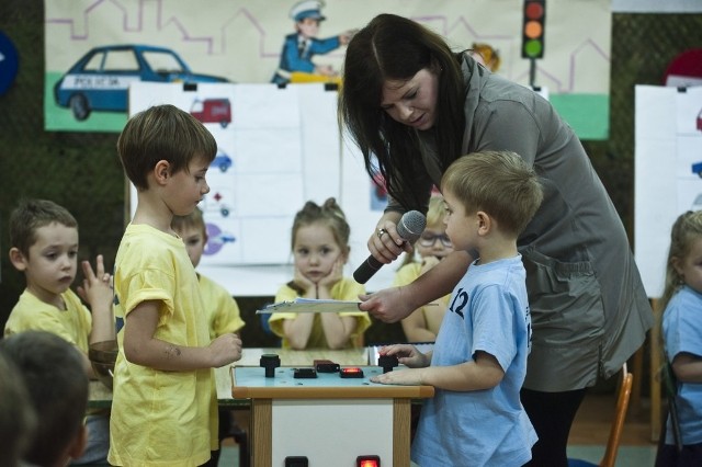 Dlaczego tak ważne jest noszenie elementów odblaskowych? Na to pytanie odpowiedź znają uczestnicy turnieju z zakresu bezpieczeństwa ruchu drogowego „Jestem bezpieczny i czujny”. Organizatorem było Przedszkole nr 12 w Koszalinie.