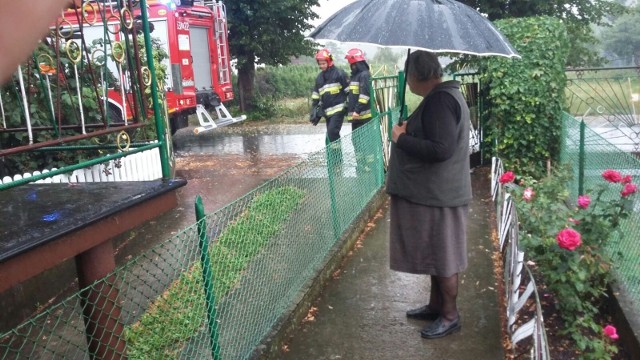 Woda z Farnej wlewa się wprost do garażu pani Justyny Przyłódzkiej.