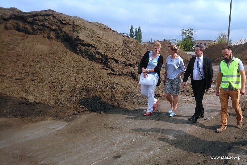 Koniec problemu ze składowiskiem pelletu w Staszowie? Odpady są wywożone, zostaną usunięte w przeciągu dwóch tygodni