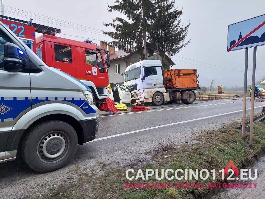 Wypadek w Czchowie. Zginęły dwie osoby, a osiem zostało...