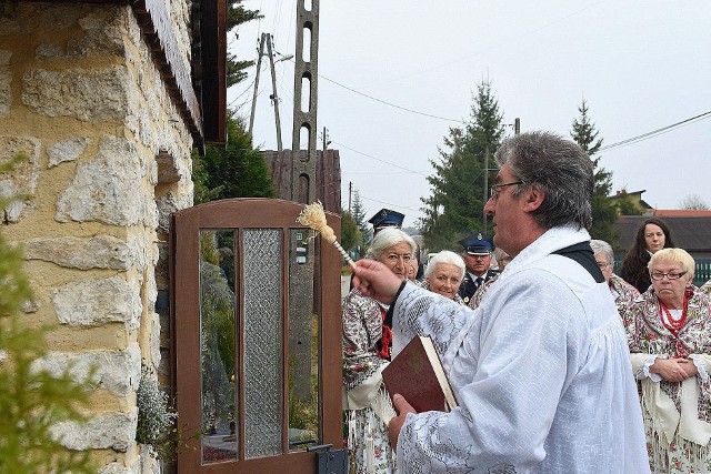 Uroczystości poświęcenia odnowionej kapliczki w Łazach