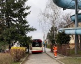 Ciasno na Miśnieńskiej w Lesznie. Autobusy miejskie z trudem przeciskają się przez wąską uliczkę. Zobacz nagranie