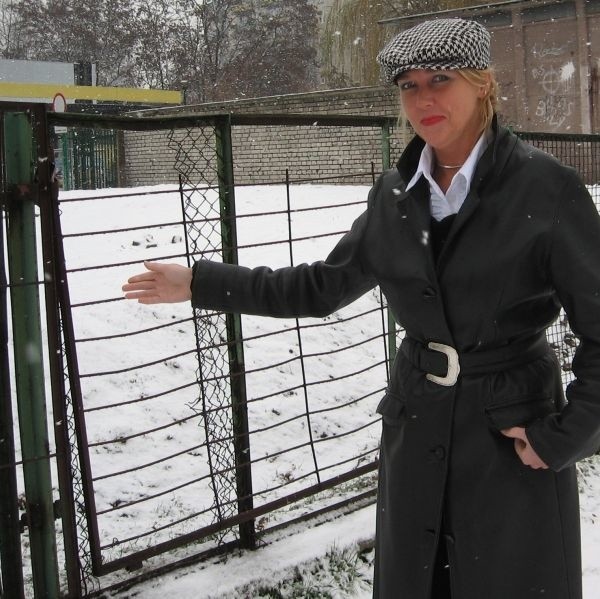 - Ogrodzenie boiska jest także zniszczone - pokazuje Agnieszka Gasek, wicedyrektor szkoły podstawowej numer 34.
