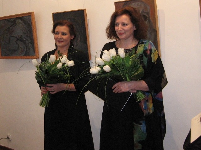 Wernisaż uświetniły swoim występem zaprzyjaźnione z malarką  Łucja Czarnecka &#8211; sopran i Dorota Ficoń( z prawej).