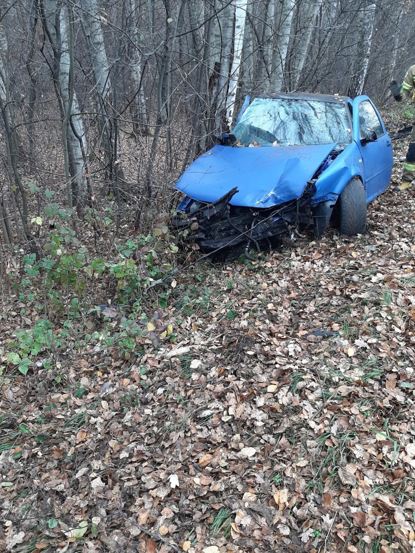 Volkswagen golf wypadł z drogi i uderzyl w drzewo w Laskówce...