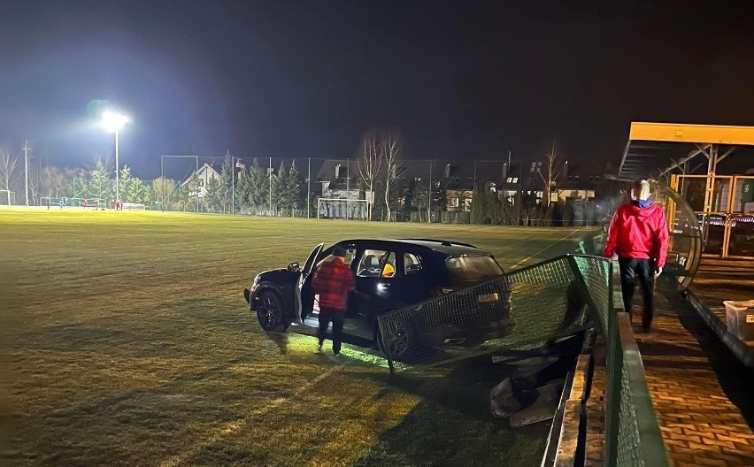 BMW Artura Rojka zdemolowało ogrodzenie stadionu w Katowicach. "Śmieszna sytuacja"