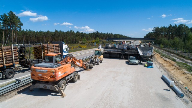 "Patatajka" i "najdłuższe schody świata" tak kierowcy pieszczotliwie nazywali odcinek drogi krajowej oznaczonej nr 18. Pierwotnie była to autostrada, która łączyła Berlin z Wrocławiem, ale nieremontowana przez lata popadła w zapomnienie. Obecnie droga przeżywa swój renesans i już niebawem może być jedną z najważniejszych dróg na Dolnym Śląsku.