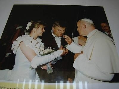 Ewa i Jacek Chmurzyńscy - papież Jan Paweł II błogosławi ich na nową drogę życia