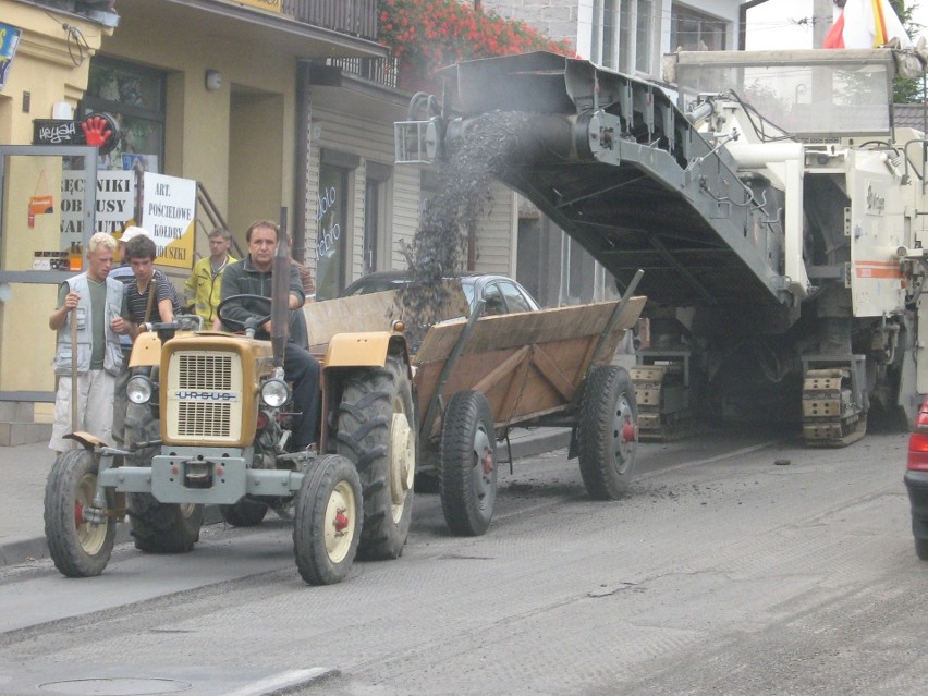 Frezowanie asfaltu na ul. 3 Maja w Proszowicach. Za...