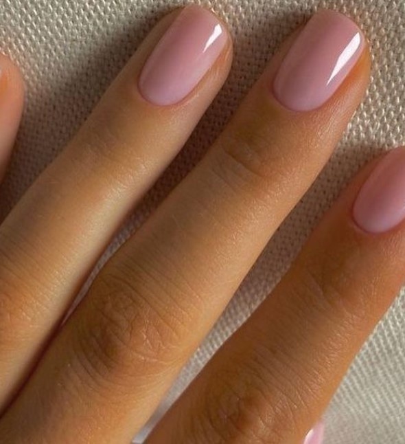 Aby uzyskać efekt lipgloss nails, ważne jest, aby paznokcie...