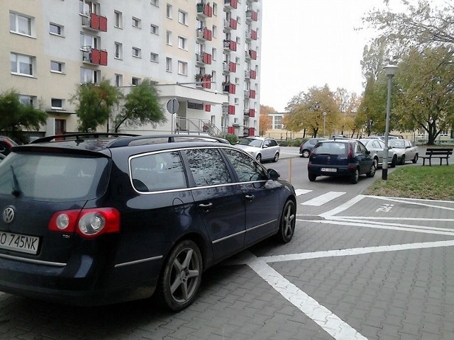 Parkowanie na osiedlu Wichrowe Wzgórze. Zajęte jest każde dostępne miejsce