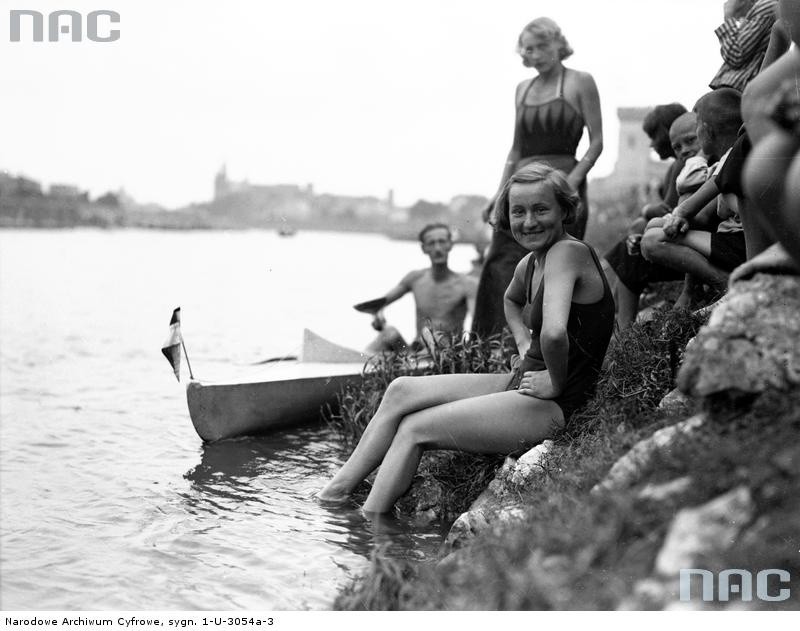 Plażowicze podczas wypoczynku. Widoczna łódka.