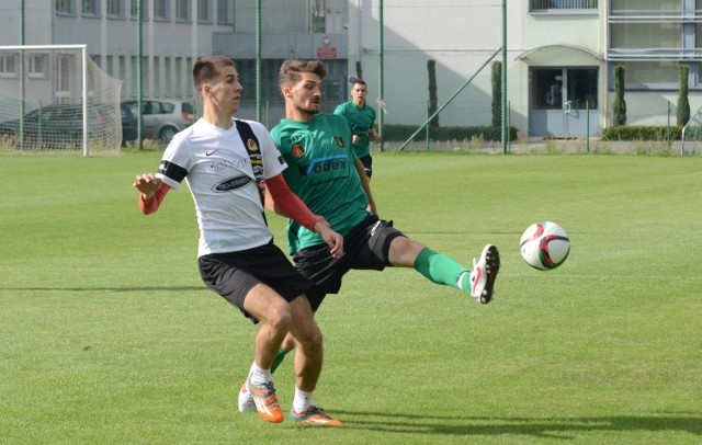 22-letni pomocnik Daniel Ogrodnik (zielono-czarny strój) wzmocnił Stalówkę.