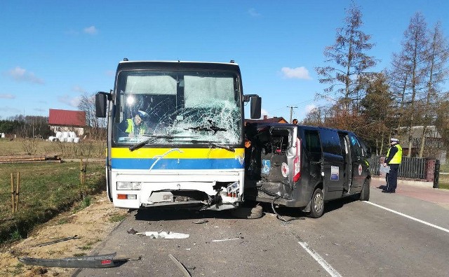 Wypadek w Grabówku. Bus zderzył się z autobusem. Pięć osób w szpitalu