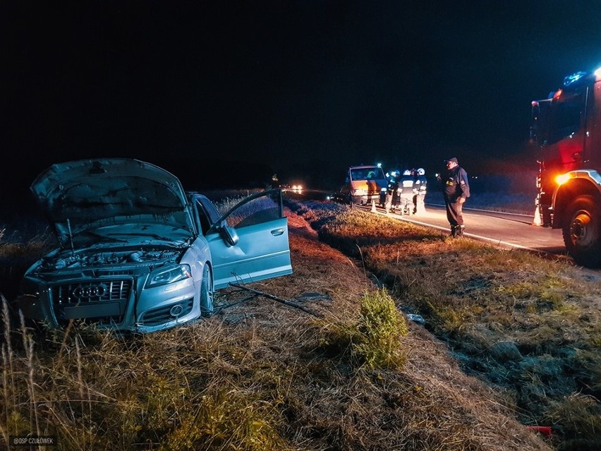 Dachowanie pojazdu na DW 780 w Czułówku (pow.krakowski). Kierowca uciekł z miejsca zdarzenia [ZDJĘCIA]