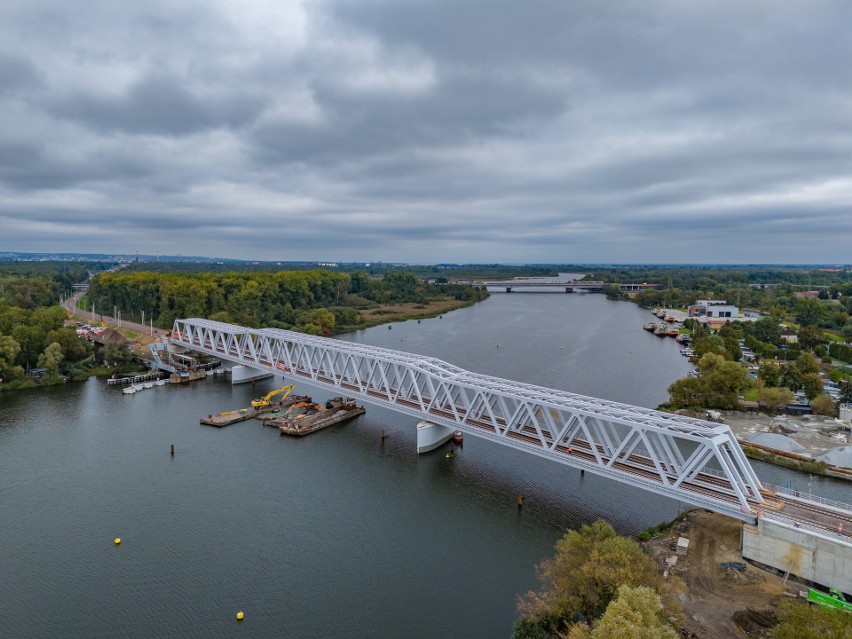 Nowy most w Podjuchach: wybudowano 2 nowe tory dla prędkości...
