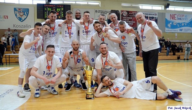 W rewanżowym spotkaniu finału fazy play-off drugiej ligi koszykówki mężczyzn, zespół z Koszalina pokonał na własnym parkiecie drużynę UNB AZS UMCS Start Lublin 93:89, zapewniając sobie triumf w rozgrywkach.