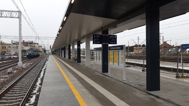 Podróżni korzystają już z nowego peronu i przejścia pod torami na stacji Czechowice-Dziedzice.