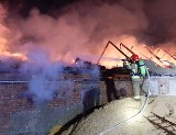 Wielki pożar w miejscowości Szczudły. Spaliły się budynki i ciągniki. Straty wynoszą około 600 tysięcy złotych