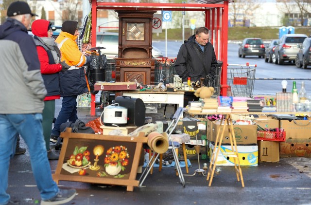 Miłośników pchlich targów zimowa aura nie jest w stanie wystraszyć. Na tym organizowanym na parkingu przed Centrum Handlowym "Kometa" przy ulicy Grudziądzkiej w Toruniu w ostatnią niedzielę listopada pojawiło się ich wielu