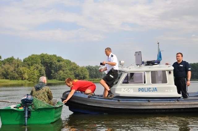 Policjanci informują, że kontrole dotyczą nie tylko zapewnienia porządku na wodach i terenach przywodnych, ale mają też ujawniać i zapobieganć kłusownictwu.