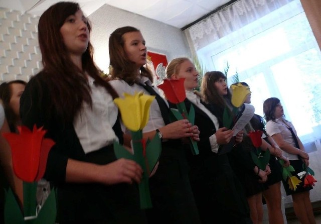 Uczniowie Złockiego Zespołu Placówek Oświatowych zaprezentowali wzruszający program artystyczny.