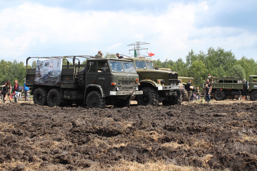 Trzebinia. Tłumy ludzi podczas I Międzynarodowego Zlotu Miłośników Militariów - Enigma 2018 [ZDJĘCIA]