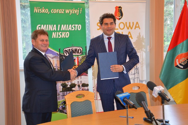Burmistrz Niska Waldemar Ślusarczyk (z lewej) po podpisaniu porozumienia z prezydentem Lucjuszem Nadbereżnym