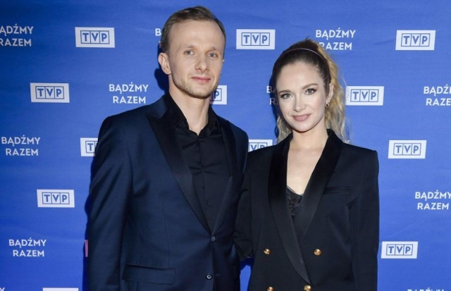 Marta Paszkin i Paweł Bodzianny nie byliby razem, gdyby nie program "Rolnik szuka żony" w TVP 1. Poznali się w siódmej edycji tego kultowego reality show. Marta była jedną z trzech kobiet, które Paweł zaprosił do siebie na gospodarstwo. Widzowie nie mieli wątpliwości, że właśnie ją ostatecznie wybierze. I tak też się stało.Na zdjęciu Paweł Bodzianny i Marta Paszkin w trakcie wisyty w TVP. Rok 2021. Tak mieszkają Marta i Paweł z programu "Rolnik szuka żony". Zobaczcie zdjęcia >>>>>