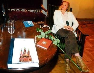 Anna Szałapak i jej nowa książka w Salonie. FOT. WACŁAW KLAG