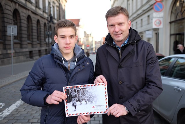 Andrzej Juskowiak (z prawej) wspiera naszą akcję wraz z synem