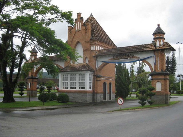 Ozdobny por­tal został nazwany Por­tico do Imi­grante (Brama Imi­gran­tów), a powstał w pół­noc­nych rejo­nach mia­sta na dro­dze pro­wa­dzą­cej do mia­sta Jara­gua do Sul. Uro­czy­ste otwar­cie nastą­piło w Pomerode w 2000 roku w ramach obcho­dów 41. rocz­nicy usta­no­wie­nia praw miejskich. [1]