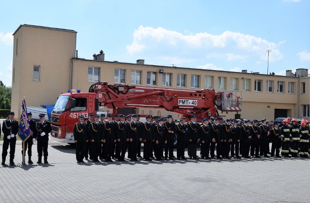 W Komendzie Powiatowej PSP w Inowrocławiu odbył się uroczysty apel z okazji Dnia Strażaka. Uczestniczyli w nim liczni goście, a wśród nich wojewoda Mikołaj Bogdanowicz i komendant wojewódzki PSP nadbrygadier Janusz Halak. Inowrocławscy strażacy otrzymali nowy wóz bojowy marki Volvo. Pojazd poświęcił wieloletni kapelan kujawsko-pomorskich strażaków, ks. brygadier Zenon Rutkowski. Na wyższe stopnie służbowe awansowali: do stopnia st. bryg. - bryg. Tomasz Kruczyński, do stopnia kpt. – mł. kpt. Michał Habicht, do stopnia kpt. – mł. kpt. Jarosław Skotnicki. Wręczenie awansów na wyższe stopnie w korpusie oficerskim nastąpi 16 maja 2018 r. podczas wojewódzkich obchodów Święta Strażaka w Bydgoszczy.Do stopnia mł. kpt. awansował Dawid Konieczka (wręczanie awansu odbyło się podczas centralnych obchodów Święta Strażaka w Warszawie). Kolejne awanse: do stopnia asp. sztab. – st. asp. Szymon Osiński, do stopnia asp. – mł. asp. Łukasz Pomianowski, do stopnia st. ogn. – ogniomistrzowie - Mariusz Wiśniewski, Michał Szarowski, Piotr Twardowski, Tomasz Zawadzki, do stopnia mł. ogn. – st. sekcyjni - Zbigniew Procek i Krzysztof Kozłowski, do stopnia st. sekc. – sekcyjni - Sławomir Jankowski, Michał Szkudłabski, do stopnia st. str. – strażacy - Piotr Piekarczyk, Tomasz Szutarski i Przemysław Żywocki.Przyznano odznaki „Zasłużony dla Ochrony Przeciwpożarowej”. Srebrną otrzyma podczas obchodów wojewódzkich święta w Bydgoszczy st. ogn. Dariusz Nowak, a brązową st. ogn. Wiesław Zachwieja. Za wzorową postawę i wybitne osiągnięcia w realizacji zadań służbowych Komendant Główny Państwowej Straży Pożarnej wyróżnił dyplomem st. asp. Roberta Osińskiego.Za działalność społeczną na rzecz ochrony przeciwpożarowej Prezydium Zarządu Oddziału Wojewódzkiego Związku Ochotniczych Straży Pożarnych RP nadało złoty medal „Za Zasługi dla Pożarnictwa” staroście inowrocławskiemu Tadeuszowi Majewskiemu. Wręczono nagrody uczniom, finalistom powiatowym Ogólnopolskiego Turnieju Wiedzy Pożarniczej pod hasłem „Młodzież zapobiega pożarom”. W kategorii szkoły podstawowe uhonorowane: Mateusza Żmudzińskiego (Niepubliczna SP Gąski), Oliwiera Cegielskiego (SP Murzynno), Karol Kmuka (SP Lisewo Kościelne), Alana Lewandowskiego (SP Orłowo) i Zuzannę Radzimińską (SP Orłowo), w kategorii szkoły gimnazjalne: Kacpra Mazurczaka (Gimnazjum Bachorce), Paulinę Gryczkę (SP Lisewo Kościelne), Mikołaja Chełminiackiego (SP Gniewkowo), Dominika Lewandowskiego (NSP Gąski) i Mariusz Noske (SP Złotniki Kujawskie), w kategorii szkoły ponadgimnazjalne: Damian Pajurskiego (ZSP1 Inowrocław), Piotr Jaciubka (ZSP1 Inowrocław), Szymona Furmańczyka (ZSP1 Inowrocław), Wiktorię Prus (ZSP1 Inowrocław) i Łukasza Buzalskiego (ZSP Bielice).Kacper Mazurczak, podczas eliminacji wojewódzkich konkursu zajął pierwsze miejsc w grupie klas gimnazjalnych i będzie reprezentował nasze województwo na turnieju centralnym.