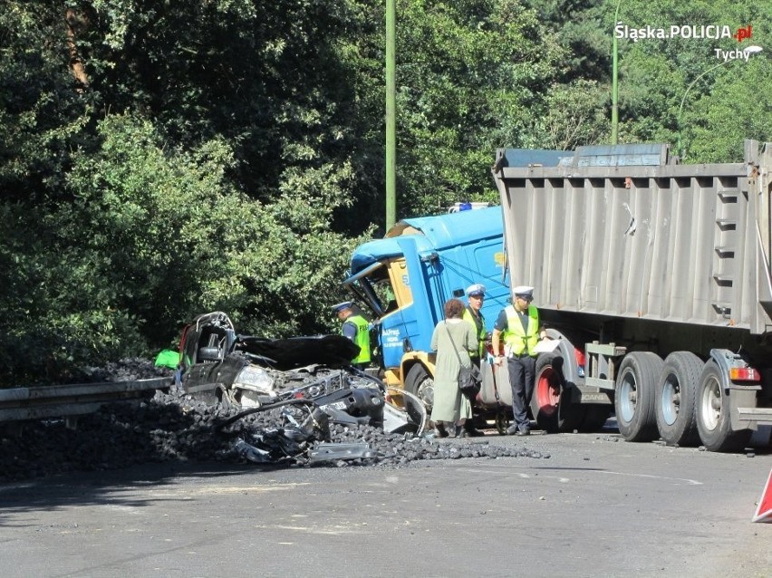 Wypadek w Tychach: Ciężarówka z węglem zmiażdżyła samochód...