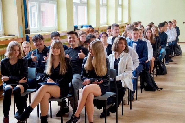 W ostatnią środę, 13 października, Zespół Szkół Ogólnokształcących i Technicznych imienia Jana Pawła II w Lipsku świętował Dzień Edukacji Narodowej oraz Dzień Patrona. W czasie uroczystego apelu odbyło się także ślubowanie klas pierwszych, a nauczyciele zostali wyróżnieni Nagrodą Dyrektora Szkoły. W uroczystości uczestniczył Sławomir Śmieciuch - starosta powiatu lipskiego, a także Agnieszka Czerwonka - przewodnicząca Rady Rodziców.Zobacz więcej na kolejnych slajdach >>>