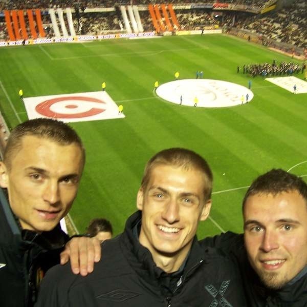 Od lewej: Marcin Kuś, Piotr Celeban i reporter Korona Media Team na Estadio Mestalla.