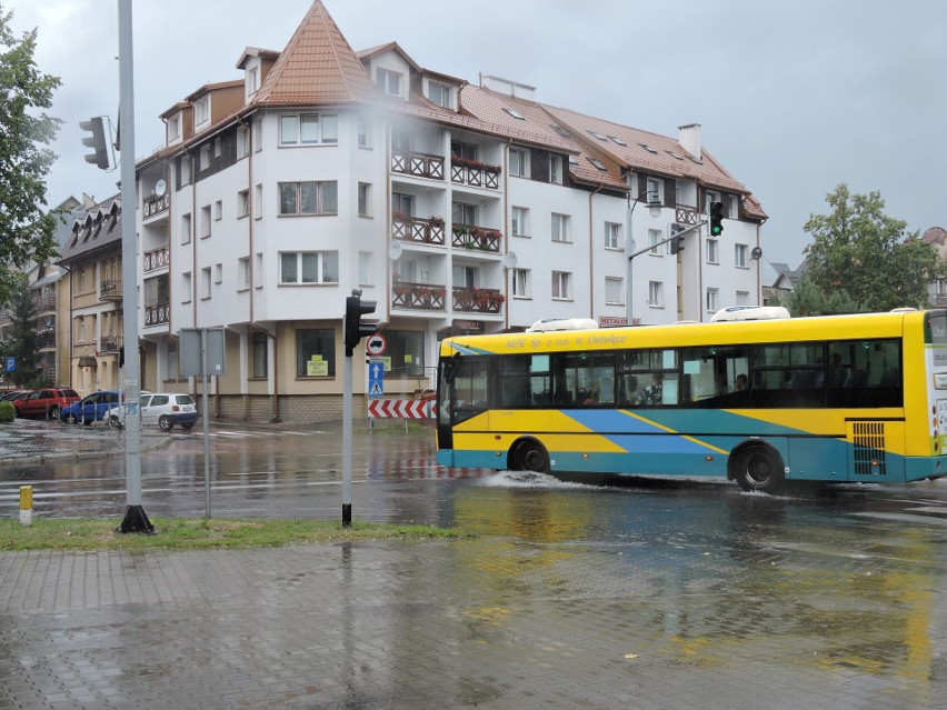 Ostrołęka. Ulewa o godz. 13.00 30 lipca 2019. Zobacz, jak się jeździło po mieście samochodami