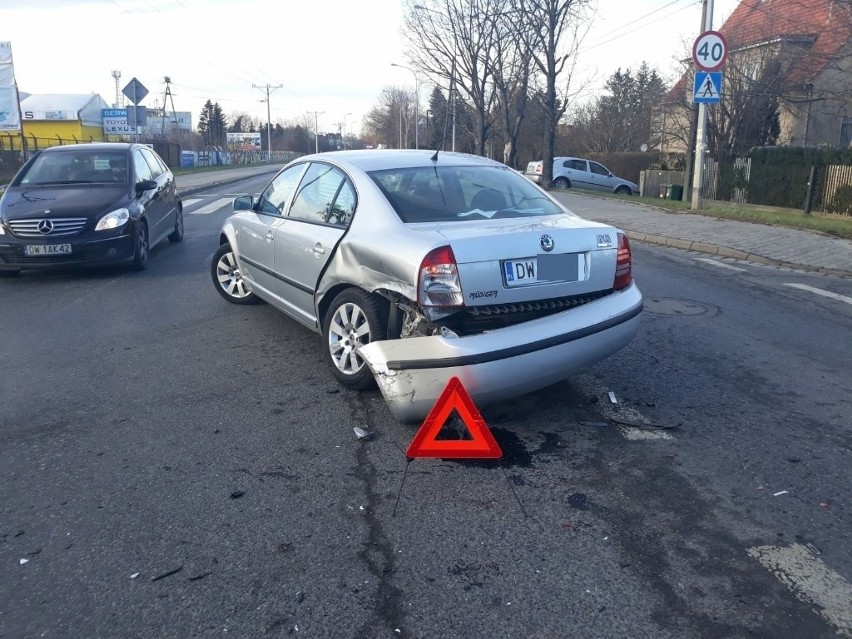 Wypadek na Karmelkowej. Kierowca wymusił pierwszeństwo przejazdu (ZDJĘCIA)